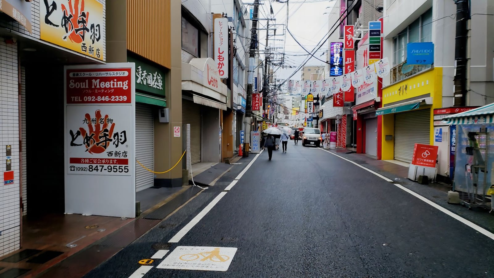 活気ある福岡市天神エリアの街並みと歩行者の風景