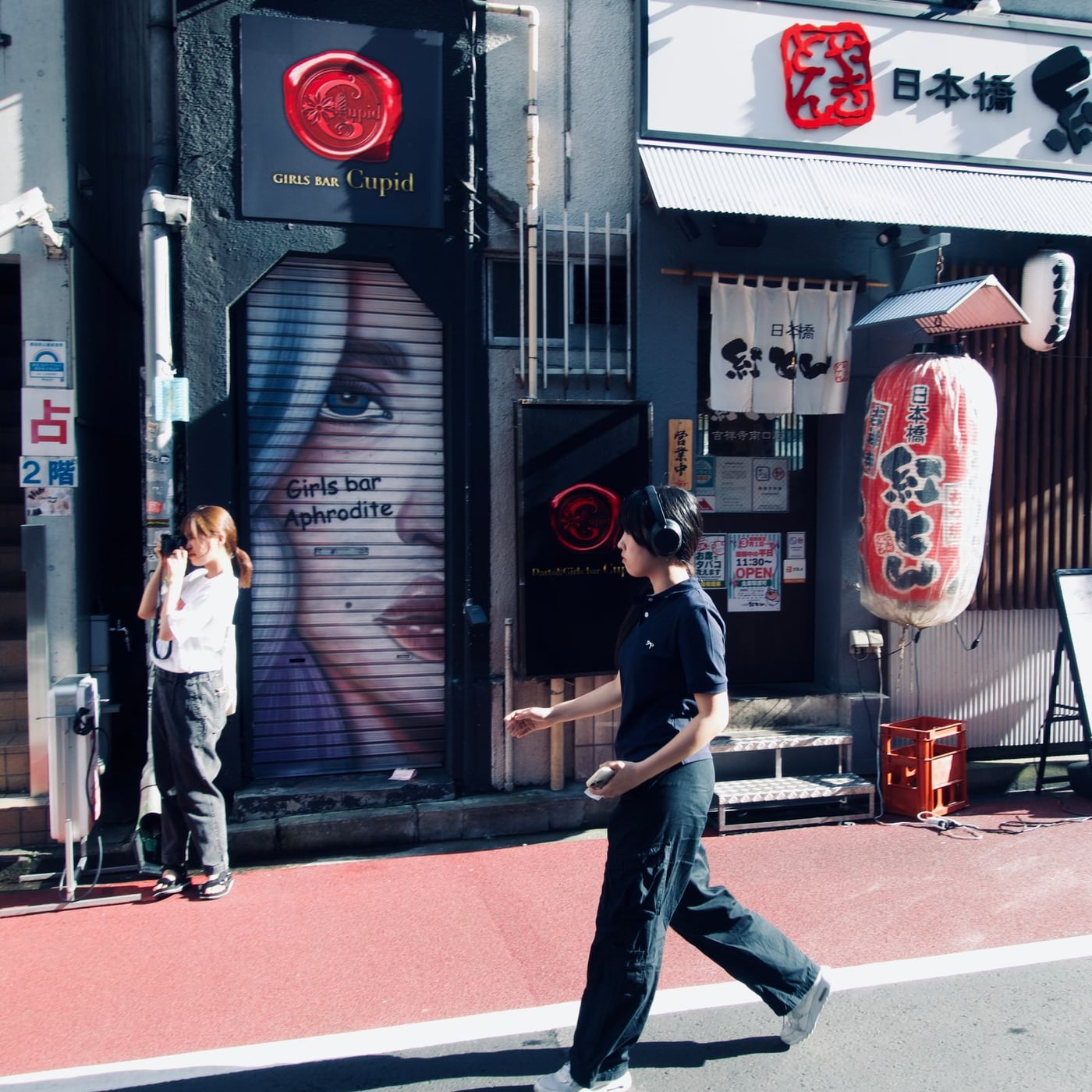 スタジオでポッドキャストを収録する二人の日本人プロフェッショナルの様子