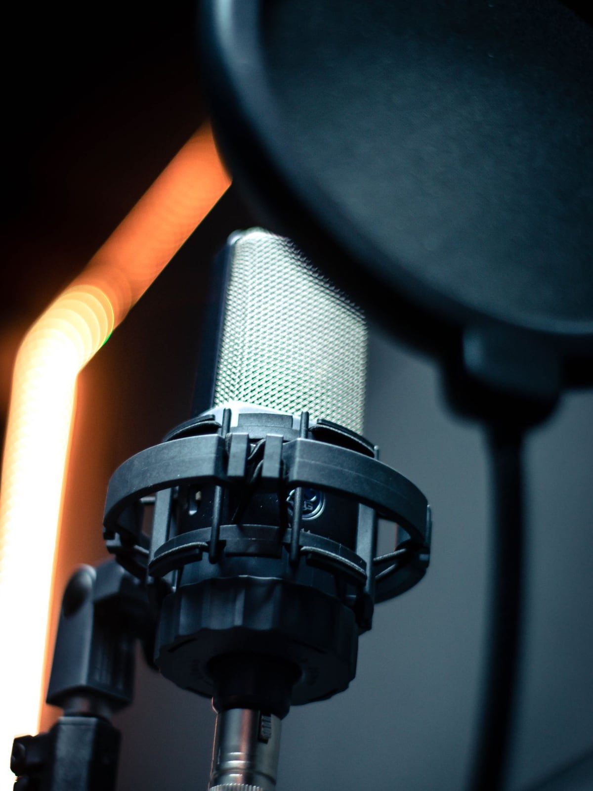 スタジオでナレーションを録音する日本人声優の真剣な表情